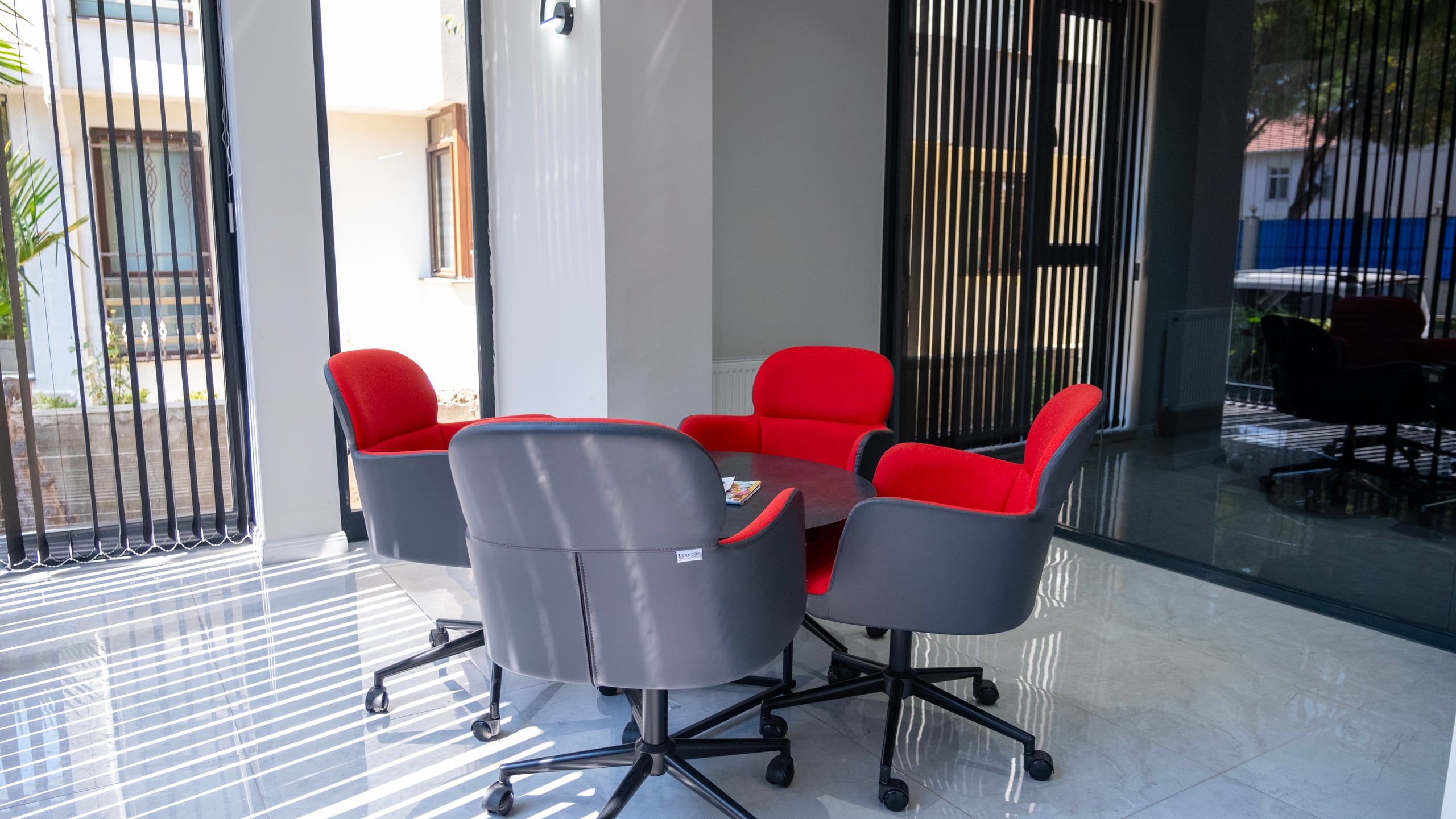 Besprechungsbereich für Kunden im Büro von RE/MAX İDA