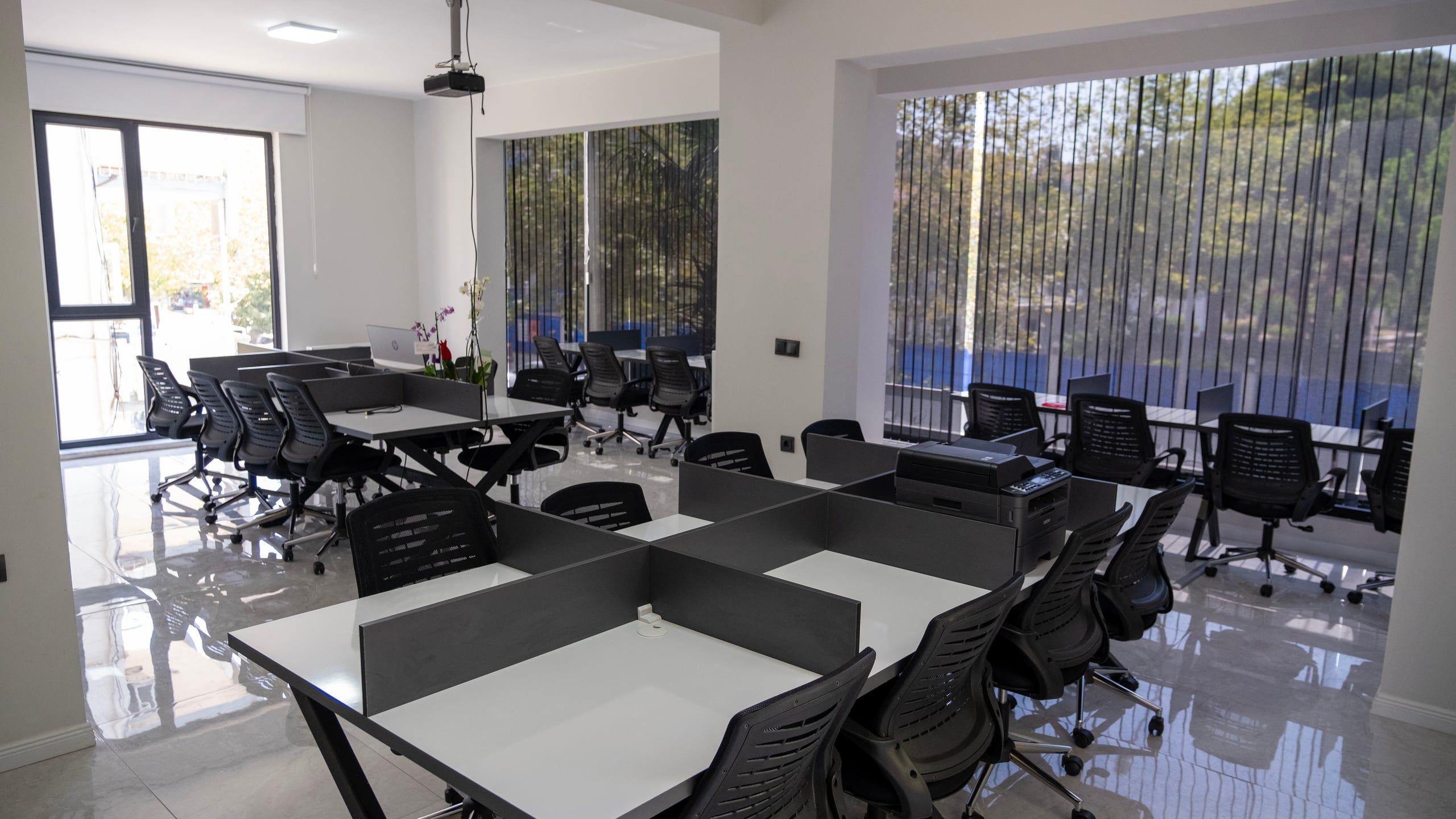 Beraterarbeitsplätze im Büro von RE/MAX İDA