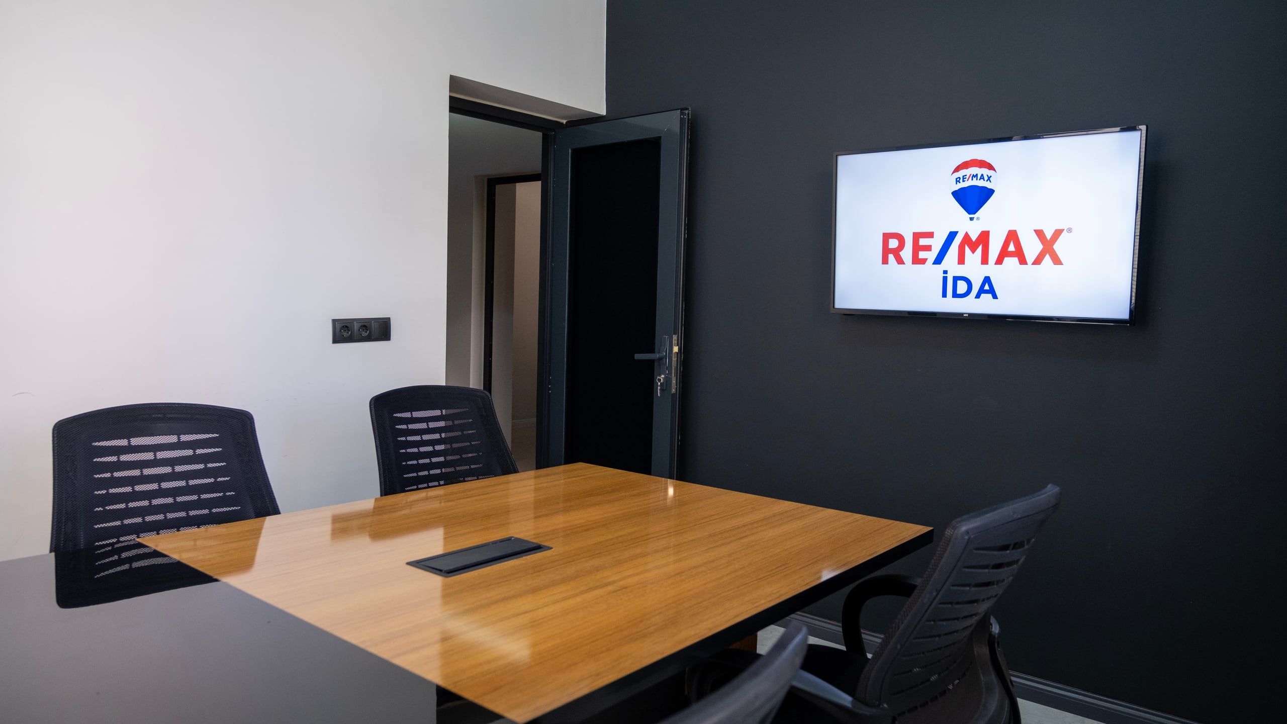 Besprechungsraum im Büro von RE/MAX İDA