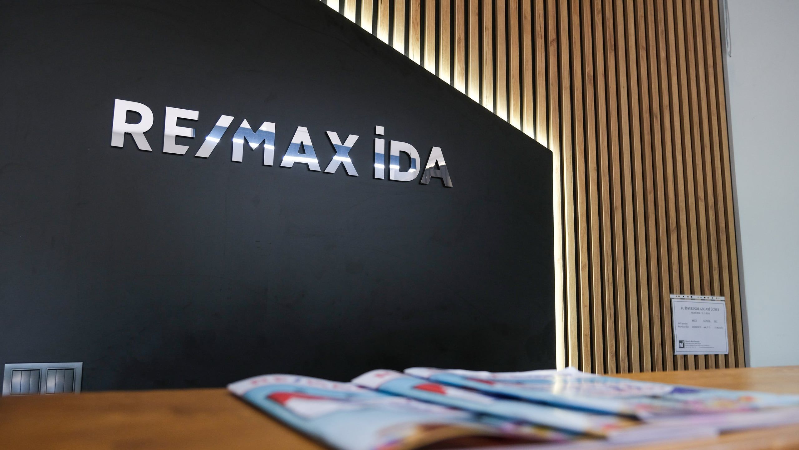 Die Logowand im Büro von RE/MAX İDA