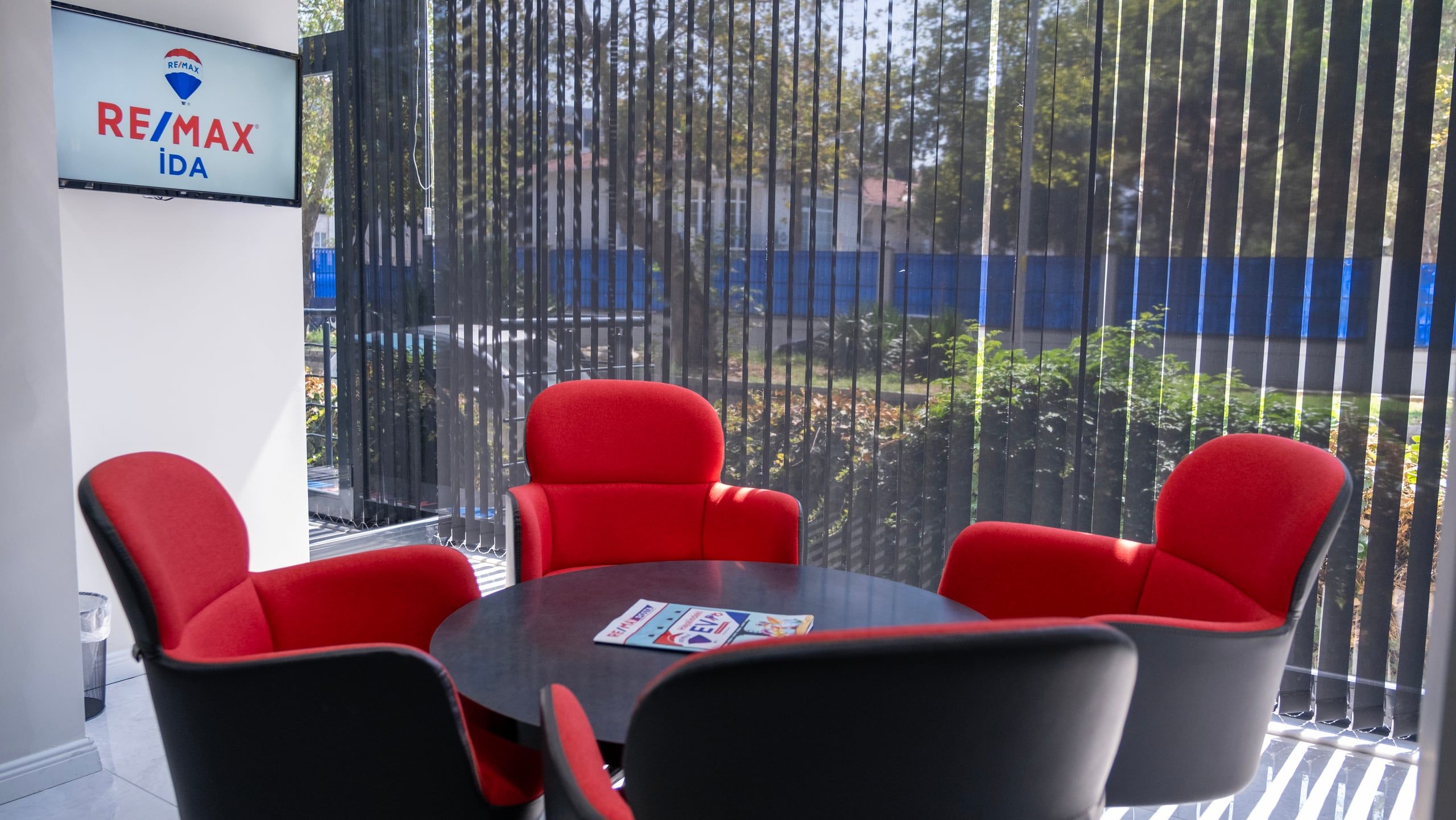 Guest corner at the RE/MAX İDA office