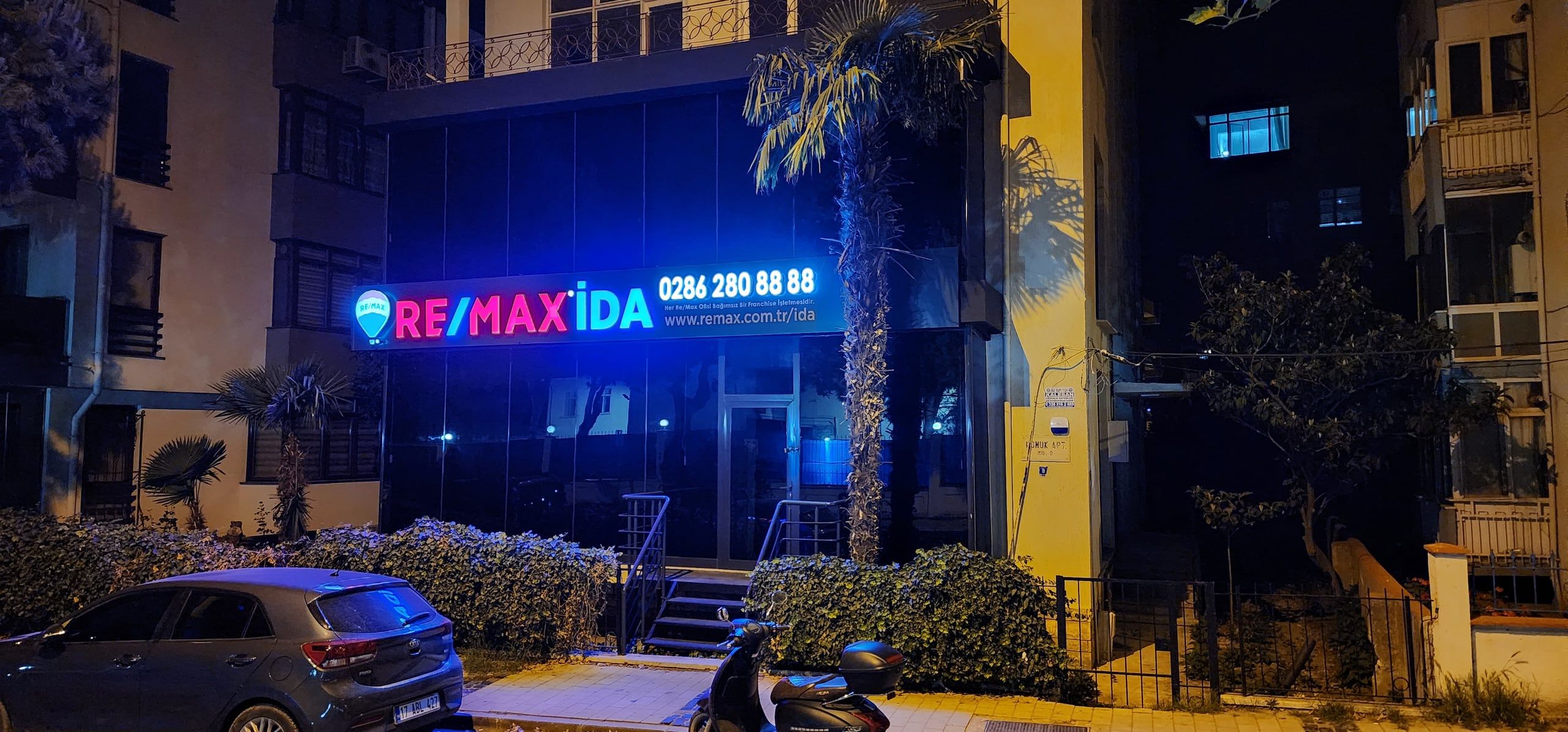 The RE/MAX İDA office at night