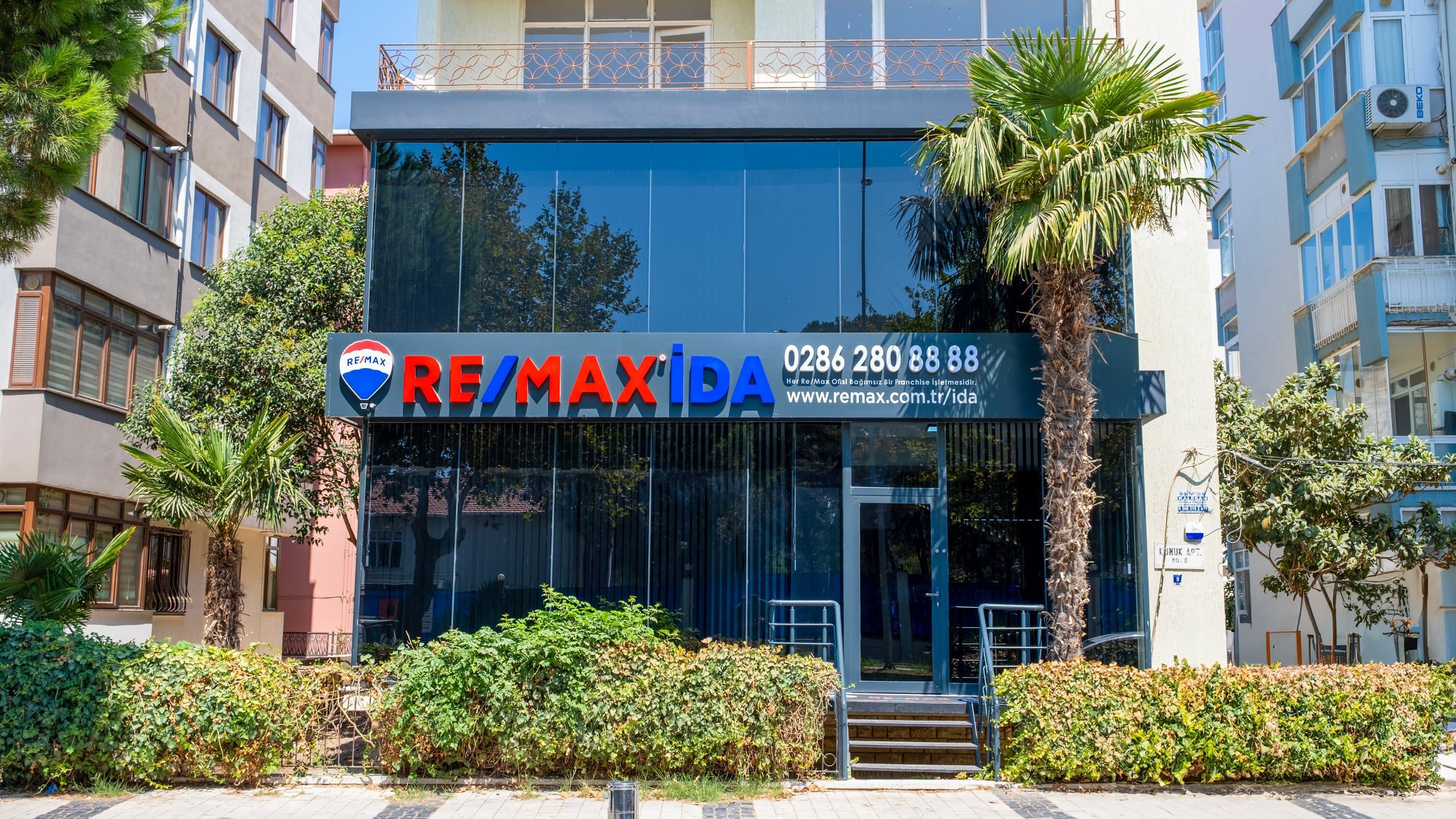 Façade of the RE/MAX İDA office in the Cevat Paşa neighbourhood of Çanakkale