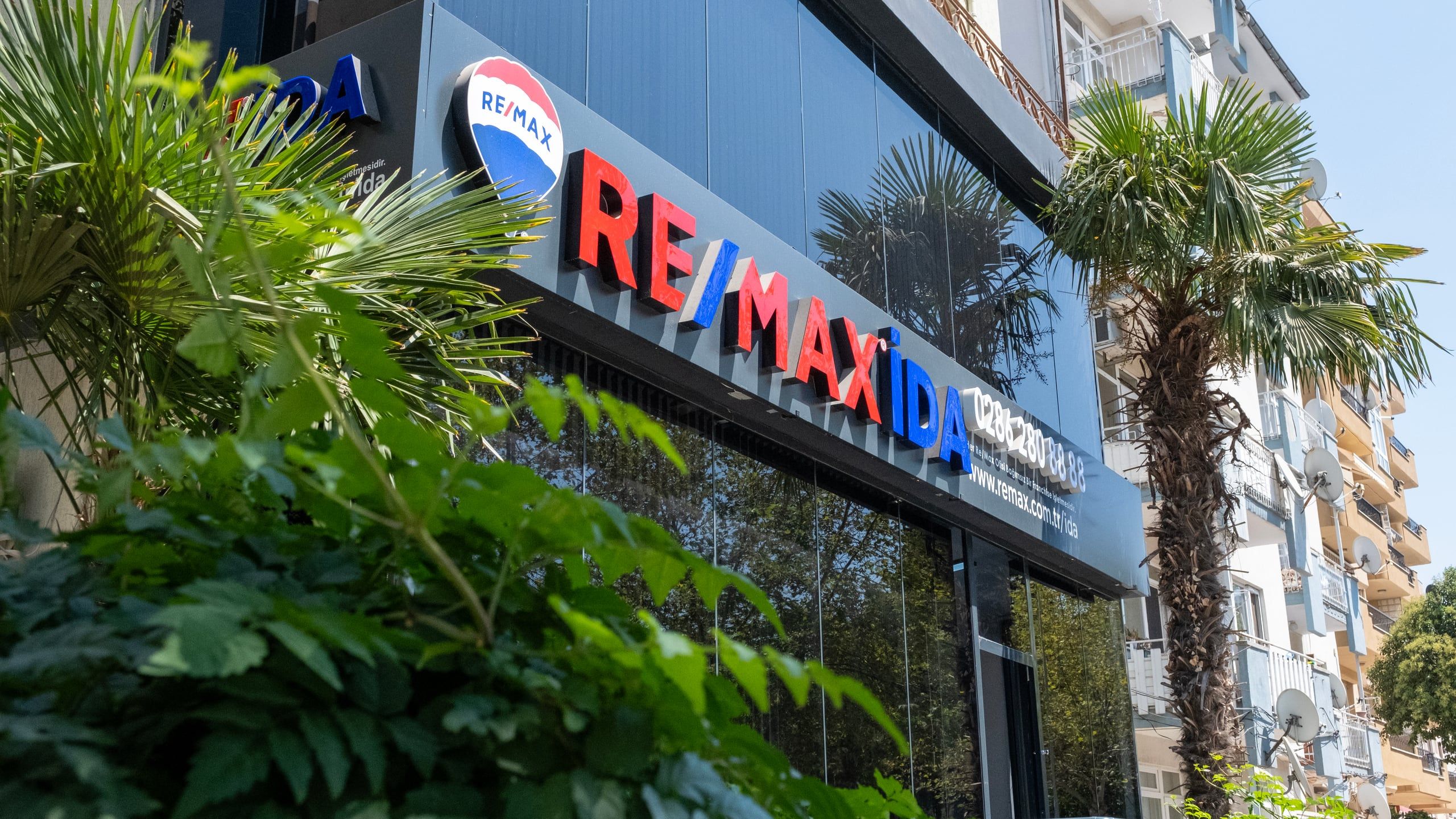 RE/MAX İDA sign