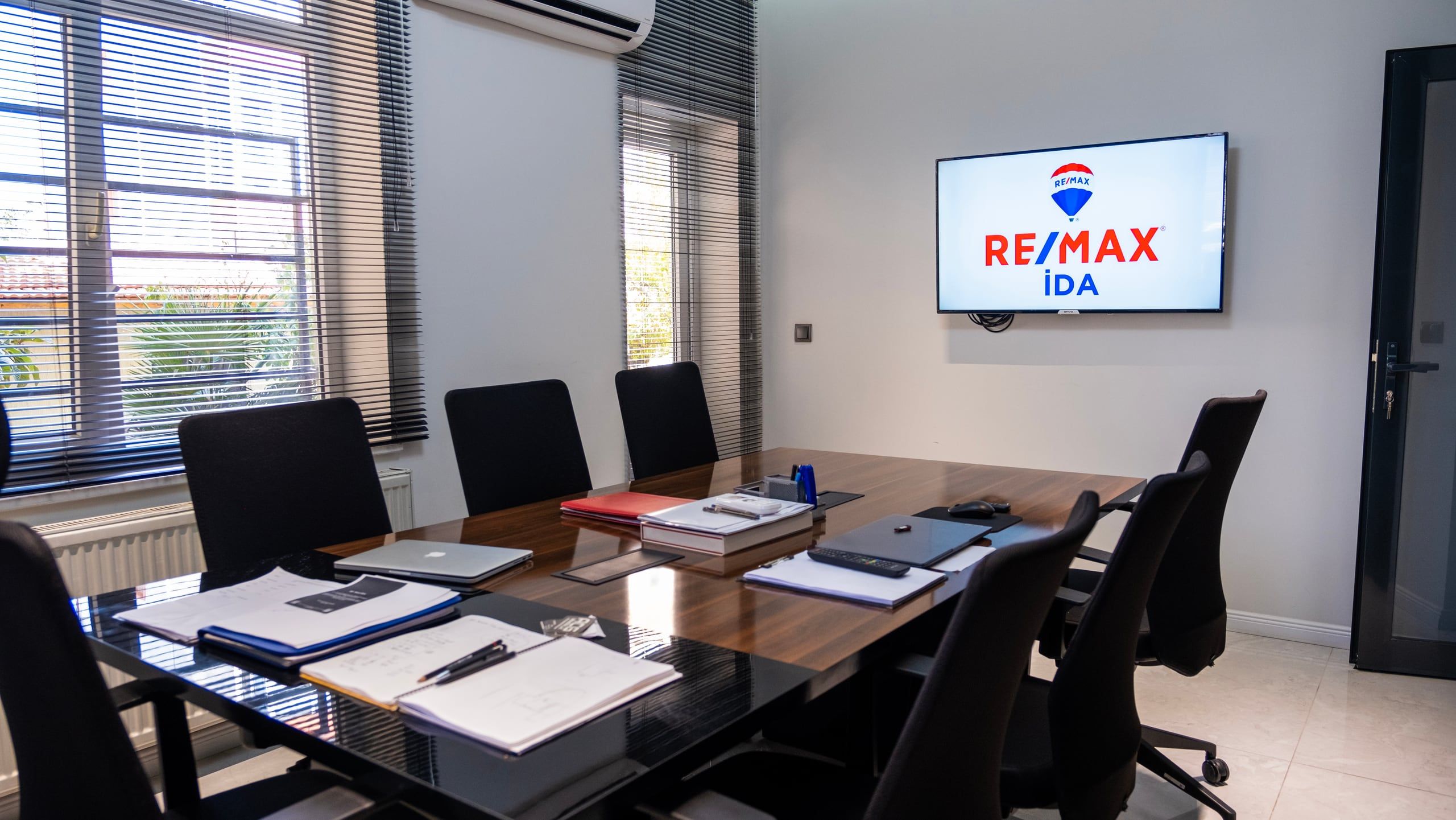 RE/MAX İDA contract and meeting table