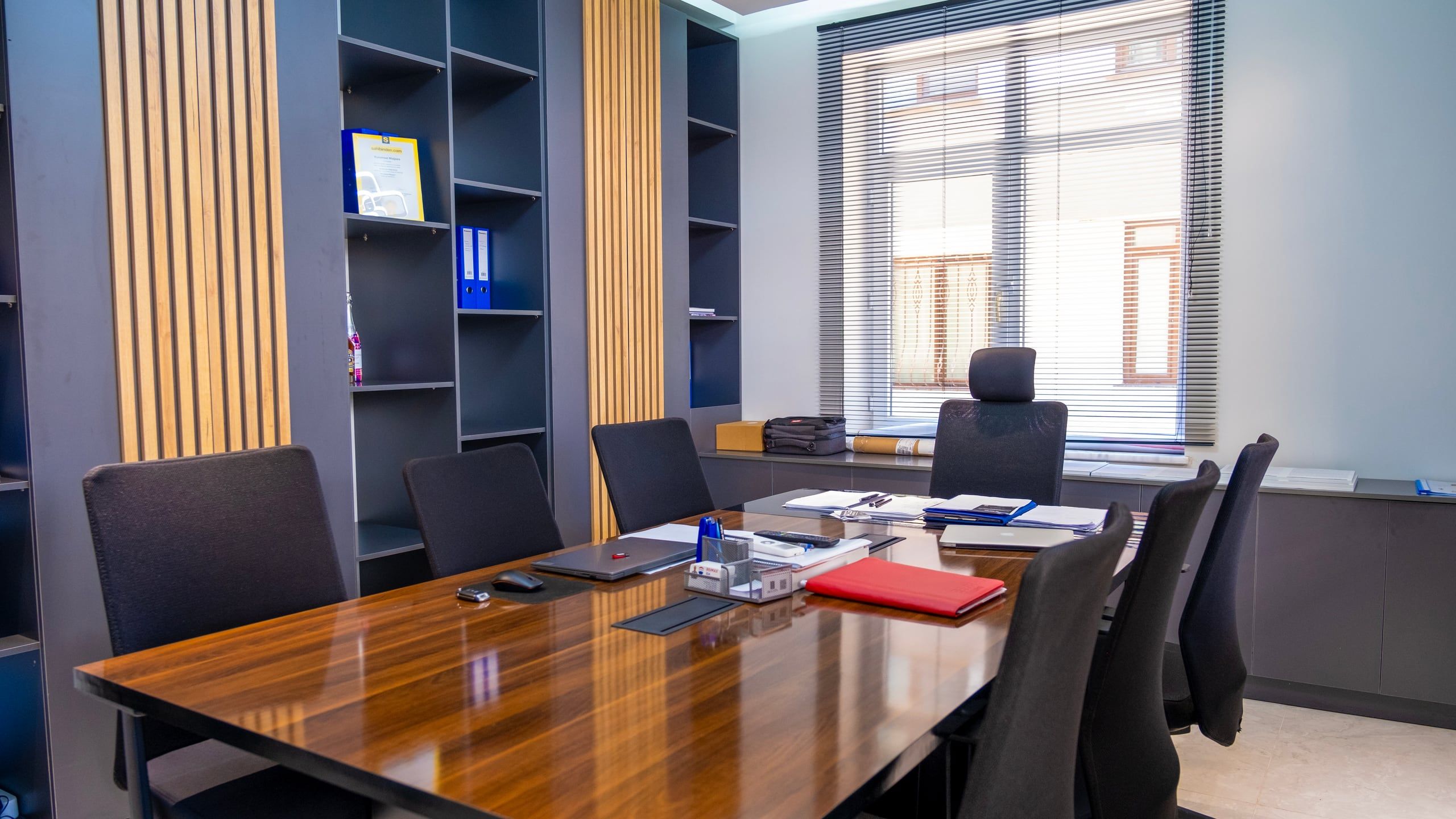 Meeting room at the RE/MAX İDA office